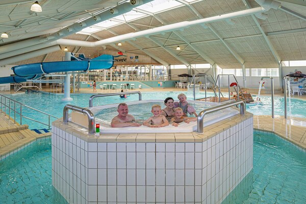 Foto van 8 persoons vakantie huis op een vakantie park in Løkken - Pool