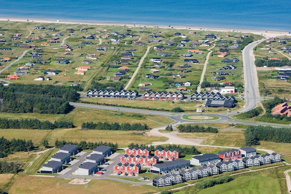 Foto van 8 persoons vakantie huis op een vakantie park in Løkken - Outdoor