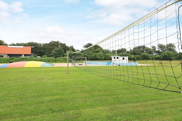 Foto van 10 persoons vakantie huis op een vakantie park in Blåvand - View