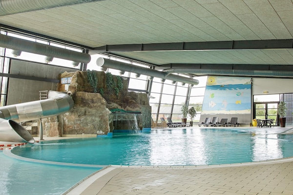 Foto van 8 persoons vakantie huis op een vakantie park in Blåvand - Pool