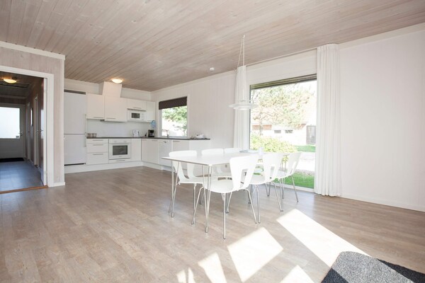 Foto van 6 persoons vakantie huis op een vakantie park in Blåvand - Indoor