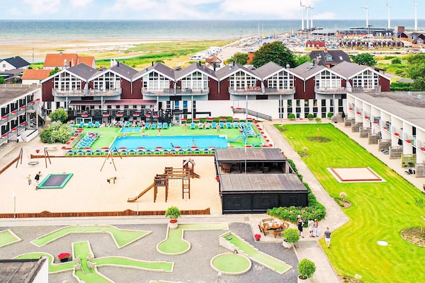 Foto van 4 persoons vakantie huis op een vakantie park in Glesborg - Outdoor