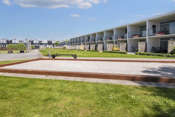 Foto van 5 persoons vakantie huis op een vakantie park in Glesborg - Pool