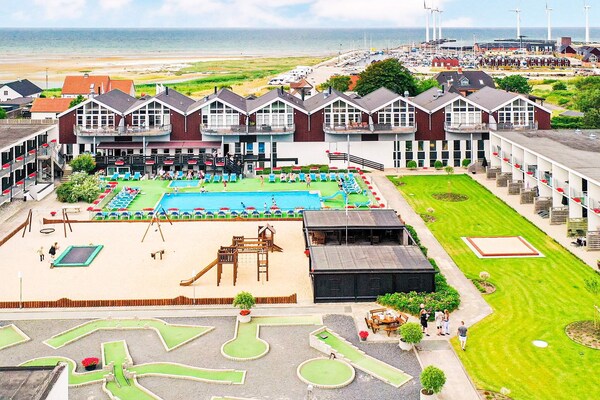 Foto van 4 persoons vakantie huis op een vakantie park in Glesborg - Outdoor