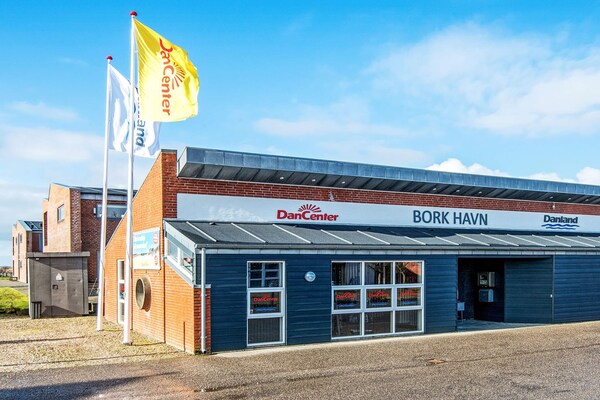 Foto van 6 persoons vakantie huis op een vakantie park in Hemmet - Outdoor