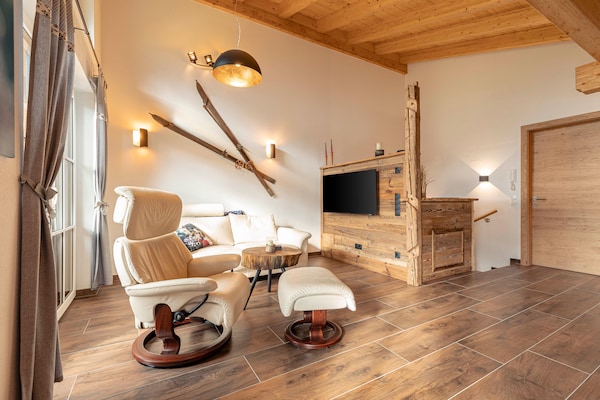 Foto van Luxe chalet met prive sauna, nabij een zwemmeer - Vakantiehuis in Uttendorf - LivingRoom