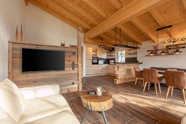 Foto van Luxe chalet met prive sauna, nabij een zwemmeer - Vakantiehuis in Uttendorf - LivingRoom