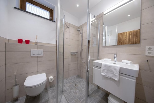Foto van Alpine Chalet met Ski-In toegang - Vakantiehuis in Neukirchen - BathRoom