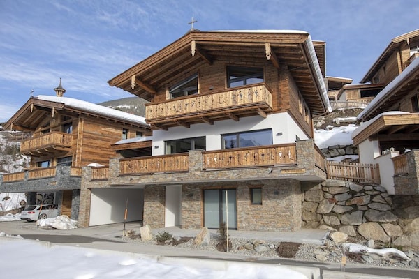Foto van Alpine Chalet met Ski-In toegang - Vakantiehuis in Neukirchen - ExteriorWinter