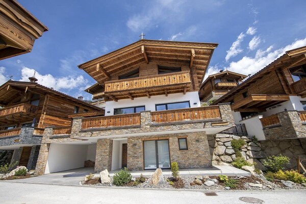 Foto van Alpine Chalet met Ski-In toegang - Vakantiehuis in Neukirchen - ExteriorSummer