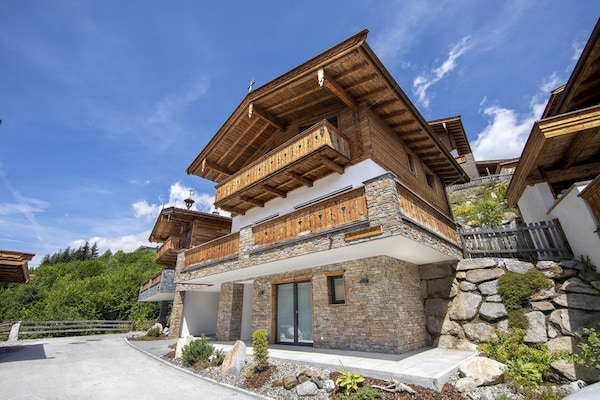 Foto van Alpine Chalet met Ski-In toegang - Vakantiehuis in Neukirchen - ExteriorSummer