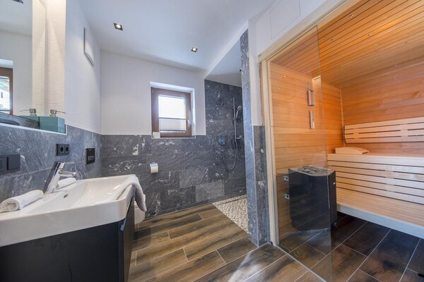 Foto van Alpenchalet met uitzicht op de bergen - Vakantiehuis in Neukirchen - BathRoom