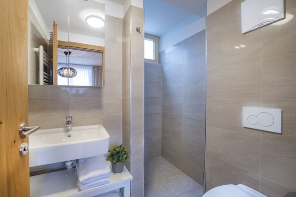 Foto van Modern appartement met sauna en balkon - Vakantiehuis in Neukirchen am Großvenediger - BathRoom