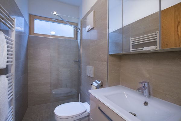 Foto van Modern appartement met sauna en balkon - Vakantiehuis in Neukirchen am Großvenediger - BathRoom