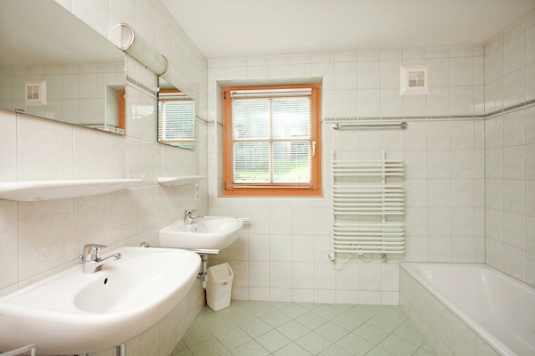 Foto van Chalet in Königsleiten bij Skibus & Zwembad - Vakantiehuis in Wald-Königsleiten - BathRoom