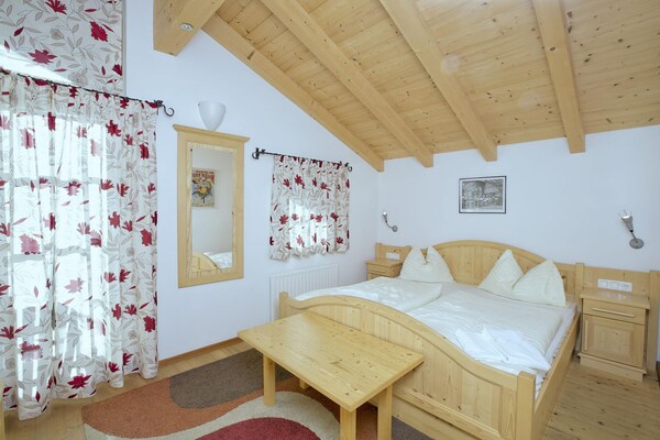 Foto van Chalet in Königsleiten bij Skibus & Zwembad - Vakantiehuis in Wald im Pingzau - BedRoom