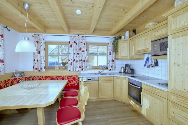 Foto van Chalet in Königsleiten bij Skibus & Zwembad - Vakantiehuis in Wald im Pingzau - BedRoom
