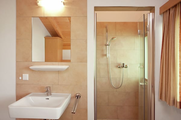Foto van Luxe verblijf in Wald im Pinzgau met sauna - Vakantiehuis in Wald-Königsleiten - BathRoom