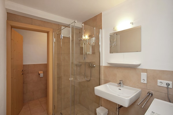 Foto van Luxe verblijf in Wald im Pinzgau met sauna - Vakantiehuis in Wald-Königsleiten - BathRoom