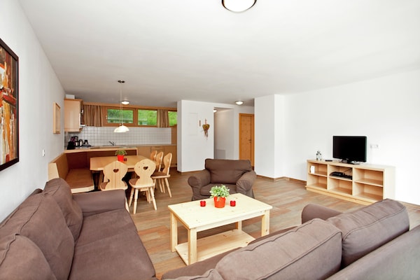 Foto van Luxe verblijf in Wald im Pinzgau met sauna - Vakantiehuis in Wald-Königsleiten - LivingRoom