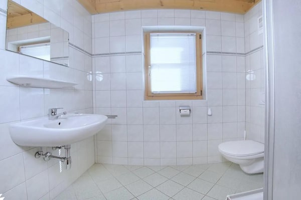 Foto van Schilderachtig chalet in een vallei in Oostenrijk - Vakantiehuis in Wald-Königsleiten - BathRoom