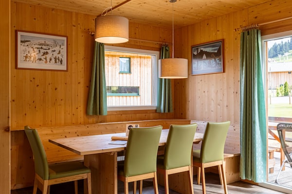 Foto van Luxe chalet in Sankt Georgen met jacuzzi - Vakantiehuis in Sankt Georgen am Kresichberg - DiningRoom