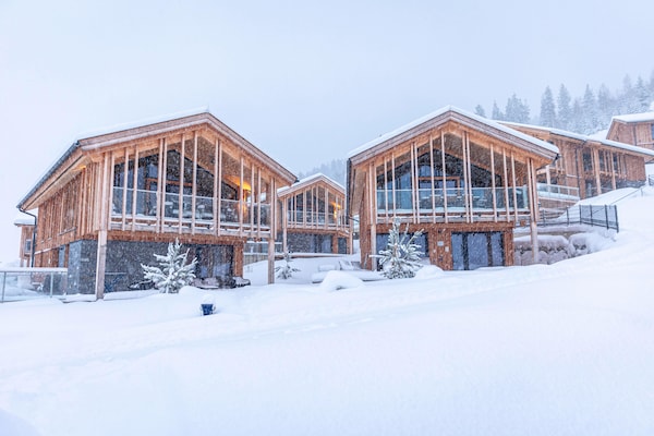 Foto van Majestueus chalet met zwembad en sauna - Vakantiehuis in Ennsling - ExteriorWinter
