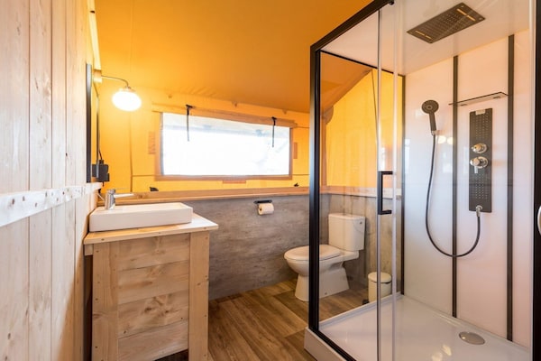 Foto van Gezellige 5-persoons Glampingtent in de Ardennen - Vakantiehuis in Dochamps - BathRoom
