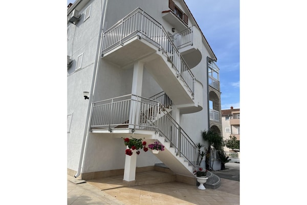 Foto van Modern appartement in Biograd voor 5 personen - Vakantiehuis in Biograd - ExteriorSummer
