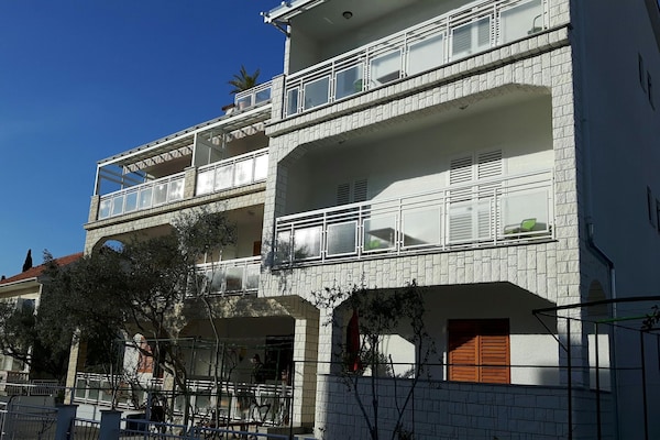 Foto van Modern appartement in Biograd voor 5 personen - Vakantiehuis in Biograd - ExteriorSummer