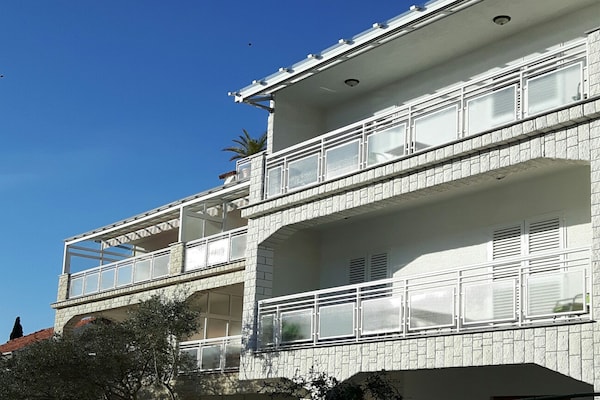 Foto van Biograd Beachside Familieappartement - Vakantiehuis in Biograd - ExteriorSummer