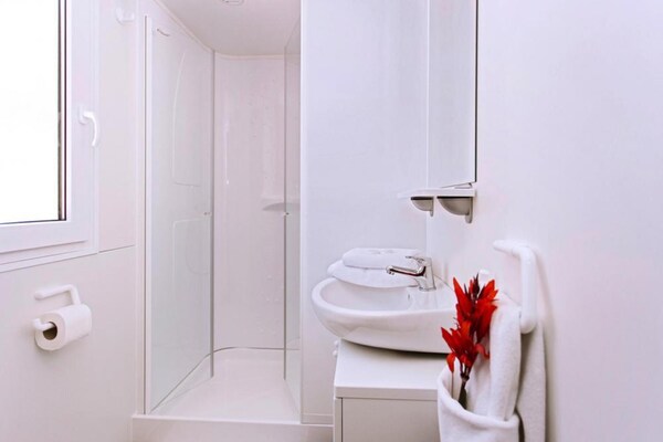 Foto van Stacaravans in Camping Soline in Biograd, - Vakantiehuis in Biograd - BathRoom