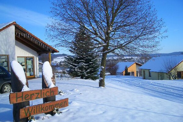 Foto van Bungalow im Feriendorf Uslar mit Gartenterrasse - Vakantiehuis in Uslar - ExteriorWinter