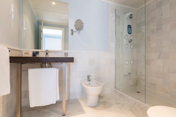 Foto van Modern appartement met zwembad - Vakantiehuis in El Campello, Alicante - BathRoom