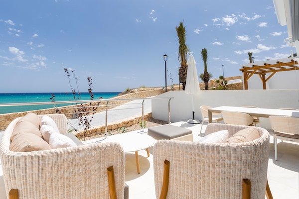 Foto van Modern appartement met zwembad - Vakantiehuis in El Campello, Alicante - TerraceBalcony