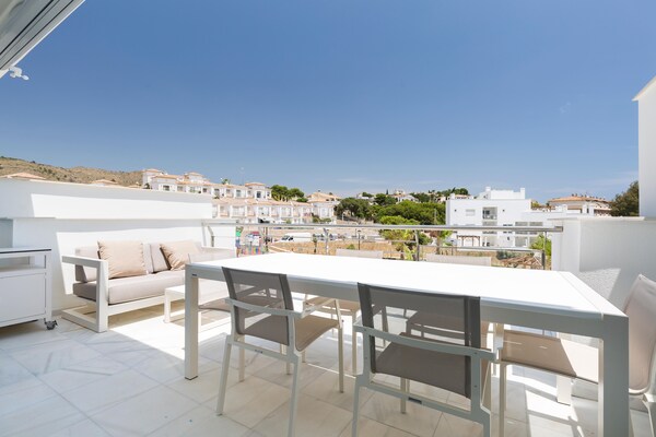 Foto van Stijlvol appartement op de begane grond - Vakantiehuis in El Campello, Alicante - TerraceBalcony