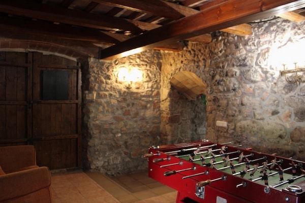 Foto van Gezellige cottage in Catalonië nabij meer - Vakantiehuis in Sant Salvador de Guardiola - RecreationRoom