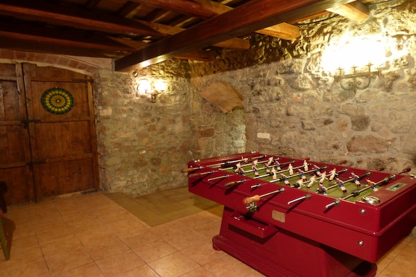 Foto van Gezellige cottage in Catalonië nabij meer - Vakantiehuis in Sant Salvador de Guardiola - RecreationRoom
