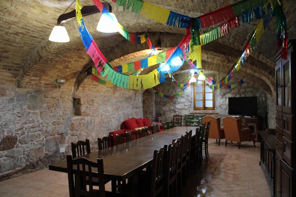 Foto van Gezellige cottage in Catalonië nabij meer - Vakantiehuis in Sant Salvador de Guardiola - LivingRoom