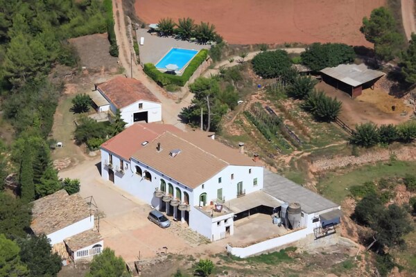 Foto van Luxueus vakantiehuis met zwembad - Vakantiehuis in Sant Salvador de Guardiola - ExteriorSummer