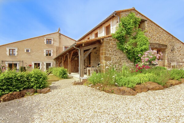 Foto van Romantische Toren in Dordogne met Dakterras - Vakantiehuis in Roussines - ExteriorSummer