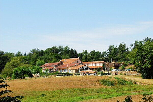 Foto van Romantische Toren in Dordogne met Dakterras - Vakantiehuis in Roussines - AreaSummer1KM