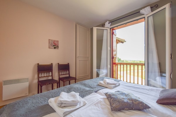Foto van Elegant Domaine-verblijf in de Dordogne - Vakantiehuis in St. Medard D'excideuil - BedRoom