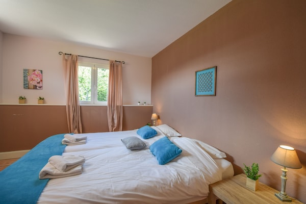 Foto van Elegant Domaine-verblijf in de Dordogne - Vakantiehuis in St. Medard D'excideuil - BedRoom