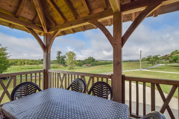 Foto van Elegant Domaine-verblijf in de Dordogne - Vakantiehuis in St. Medard D'excideuil - TerraceBalcony