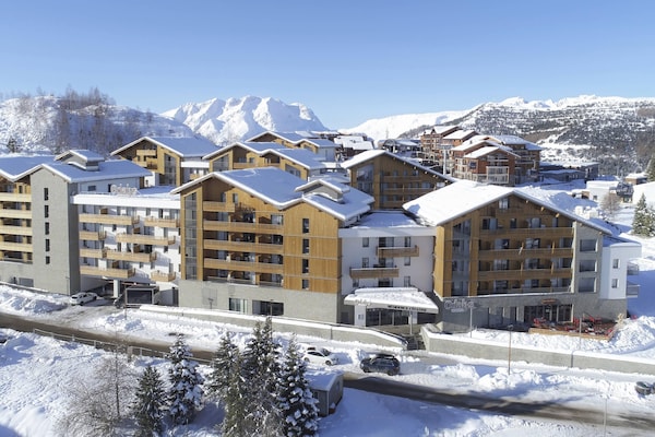 Foto van Appartement in Éclose met Bergzicht - Vakantiehuis in Huez - ExteriorWinter