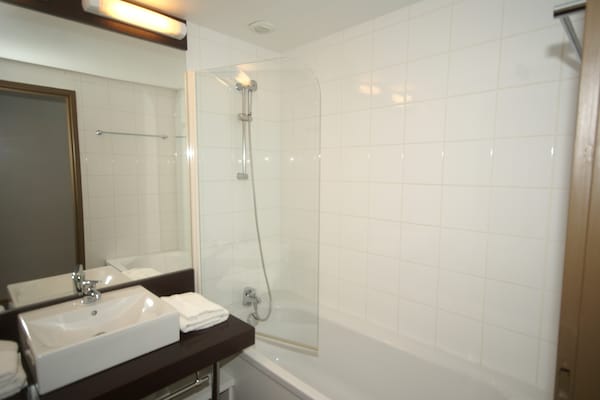 Foto van Cottage in Frankrijk met Uitzicht op Meer - Vakantiehuis in Eppe-Sauvage - BathRoom