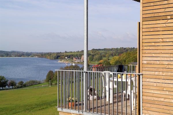 Foto van Cottage in Frankrijk met Uitzicht op Meer - Vakantiehuis in Eppe-Sauvage - TerraceBalcony
