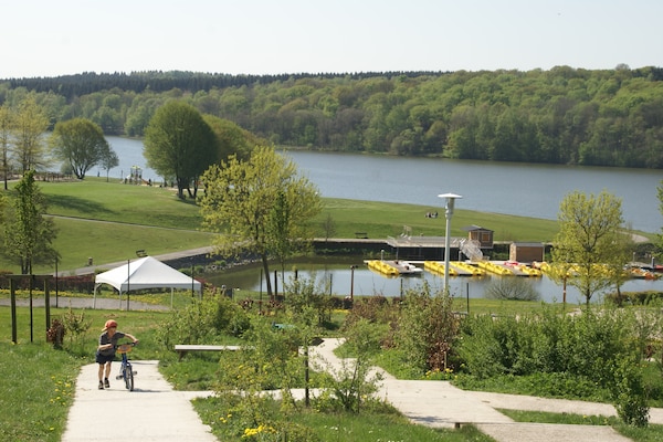 Foto van Vakantiehuis in Frankrijk met Uitzicht op Meer - Vakantiehuis in Eppe-Sauvage - ParkFacilities