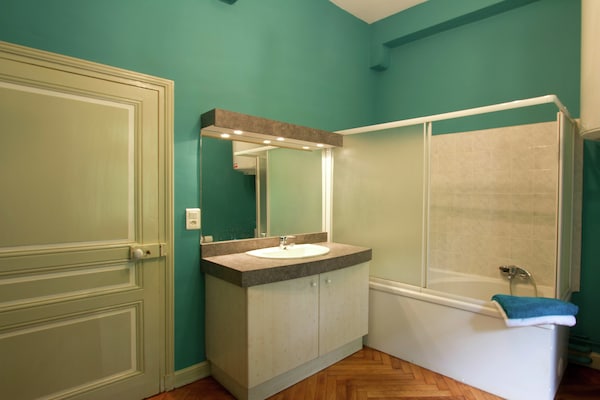 Foto van Huis in Frankrijk met zwembad en uitzicht - Vakantiehuis in Serrieres en Chautagne - BathRoom